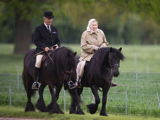 Queen Elizabeth II Rides A Horse At Her 90 Age (VIDEO)